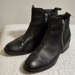 Cougar waterproof leather ankle boots color black size 8.5